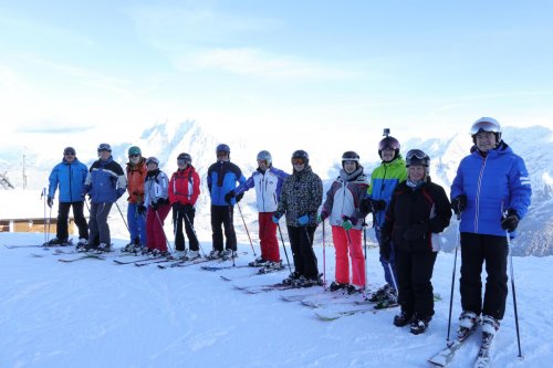 Die große Skifahrer-Gruppe präsentiert sich